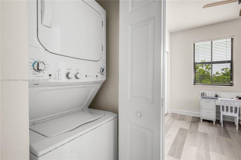 Townhouse in Hialeah, Florida 3 bedrooms, 143.07 sq.m. № 1774373 - photo 20