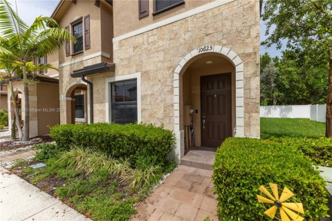 Townhouse in Hialeah, Florida 3 bedrooms, 143.07 sq.m. № 1774373 - photo 9