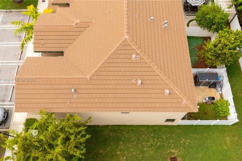 Townhouse in Hialeah, Florida 3 bedrooms, 143.07 sq.m. № 1774373 - photo 4