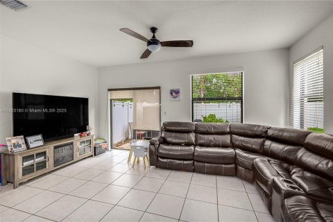 Townhouse in Hialeah, Florida 3 bedrooms, 143.07 sq.m. № 1774373 - photo 24