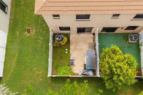 Townhouse in Hialeah, Florida 3 bedrooms, 143.07 sq.m. № 1774373 - photo 27