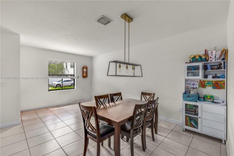 Townhouse in Hialeah, Florida 3 bedrooms, 143.07 sq.m. № 1774373 - photo 11