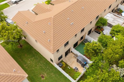 Townhouse in Hialeah, Florida 3 bedrooms, 143.07 sq.m. № 1774373 - photo 5