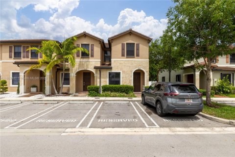 Townhouse in Hialeah, Florida 3 bedrooms, 143.07 sq.m. № 1774373 - photo 1