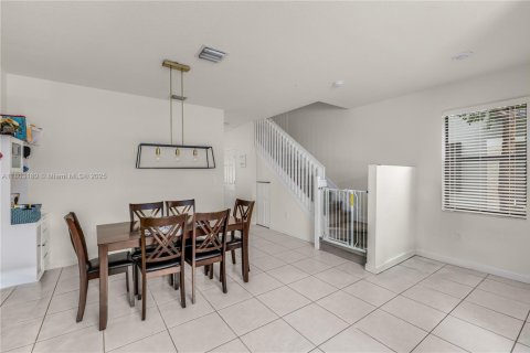 Townhouse in Hialeah, Florida 3 bedrooms, 143.07 sq.m. № 1774373 - photo 12