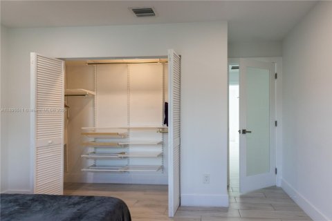 House in Miami Shores, Florida 3 bedrooms, 171.68 sq.m. № 1947220 - photo 18