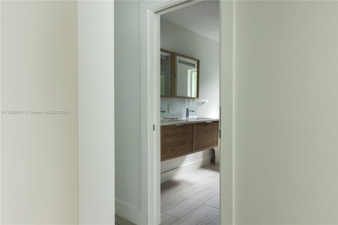 House in Miami Shores, Florida 3 bedrooms, 171.68 sq.m. № 1947220 - photo 22