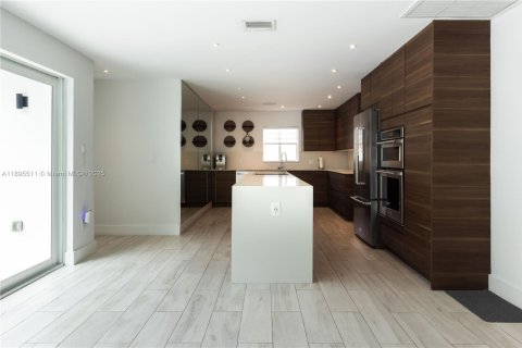 House in Miami Shores, Florida 3 bedrooms, 171.68 sq.m. № 1947220 - photo 16