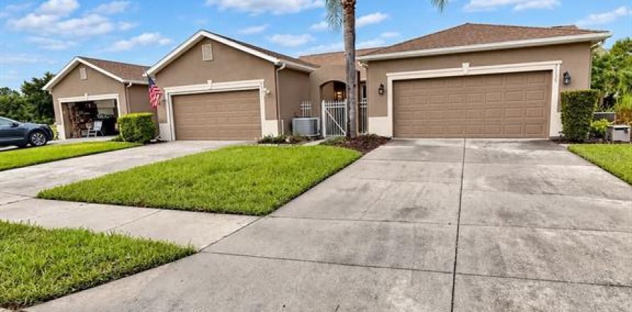 Villa ou maison à Land O' Lakes, Floride 2 chambres, 135.64 m2 № 2413757