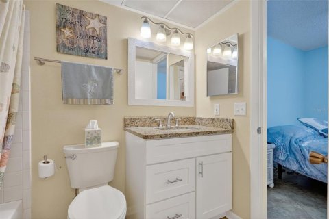 Condo in Bradenton, Florida, 2 bedrooms № 2109275 - photo 23
