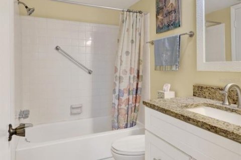 Condo in Bradenton, Florida, 2 bedrooms № 2109275 - photo 25
