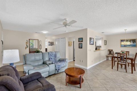 Condo in Bradenton, Florida, 2 bedrooms № 2109275 - photo 13