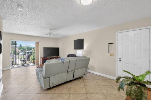 Condo in Bradenton, Florida, 2 bedrooms № 2109275 - photo 11