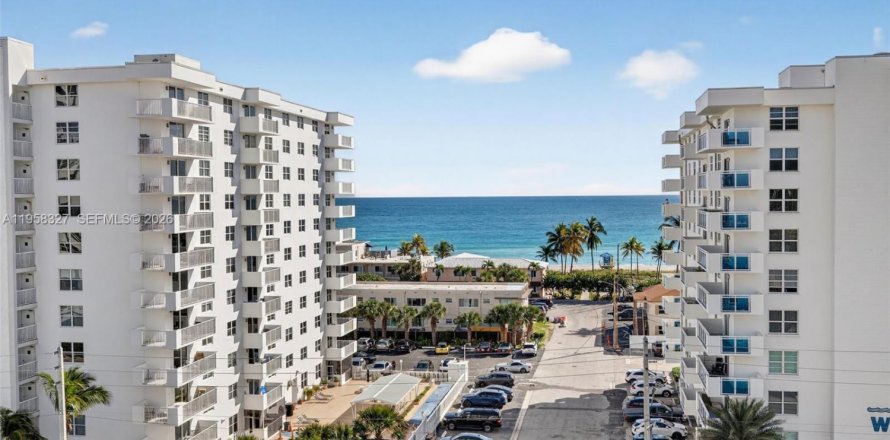 Кондоминиум с 2 спальнями в Холливуд, Флорида № 2017988