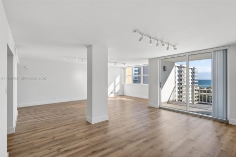 Снять в аренду кондоминиум в Холливуд, Флорида 2 спальни, 119.66м2, № 2017988 - фото 3