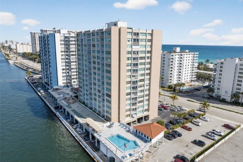 Снять в аренду кондоминиум в Холливуд, Флорида 2 спальни, 119.66м2, № 2017988 - фото 18