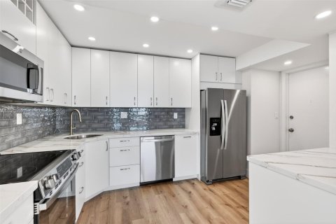 Снять в аренду кондоминиум в Холливуд, Флорида 2 спальни, 119.66м2, № 2017988 - фото 7