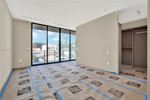 Touwnhouse à vendre à Miami, Floride: 4 chambres, 238.85 m2 № 2046569 - photo 13