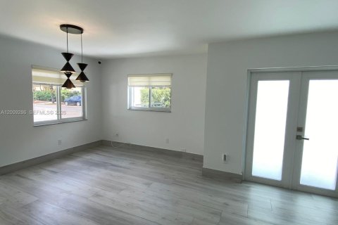 Villa ou maison à louer à Miami, Floride: 3 chambres, 147.71 m2 № 2091382 - photo 4