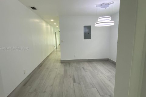 Villa ou maison à louer à Miami, Floride: 3 chambres, 147.71 m2 № 2091382 - photo 12