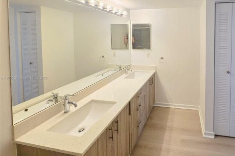 Condo in Aventura, Florida, 1 bedroom  № 1951419 - photo 15
