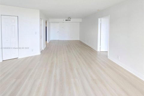 Condo in Aventura, Florida, 1 bedroom  № 1951419 - photo 9
