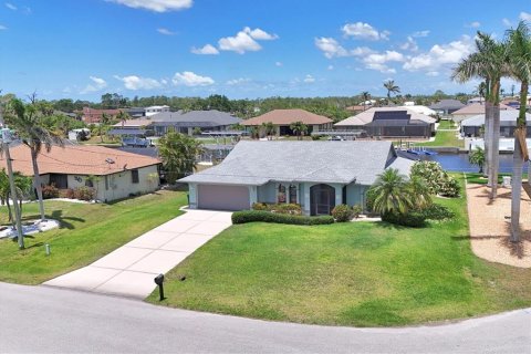 House in Port Charlotte, Florida 2 bedrooms, 124.3 sq.m. № 1737288 - photo 1