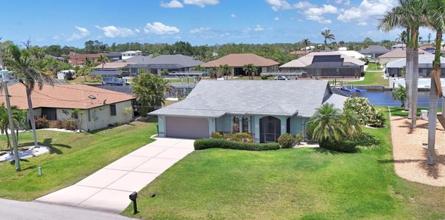 House in Port Charlotte, Florida 2 bedrooms, 124.3 sq.m. № 1737288