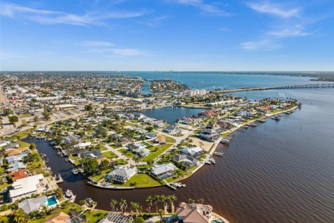 House in Cape Coral, Florida 4 bedrooms, 192.4 sq.m. № 1739296 - photo 3