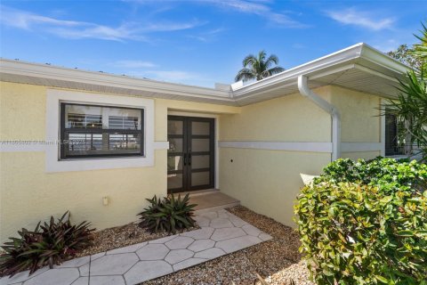 House in Cape Coral, Florida 4 bedrooms, 192.4 sq.m. № 1739296 - photo 14