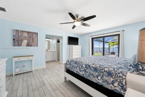 House in Cape Coral, Florida 4 bedrooms, 192.4 sq.m. № 1739296 - photo 23