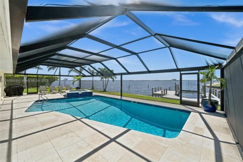 House in Cape Coral, Florida 4 bedrooms, 192.4 sq.m. № 1739296 - photo 5