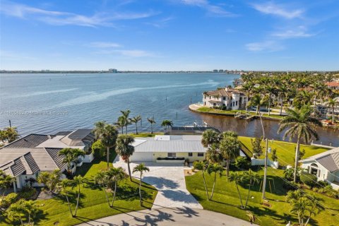 House in Cape Coral, Florida 4 bedrooms, 192.4 sq.m. № 1739296 - photo 1