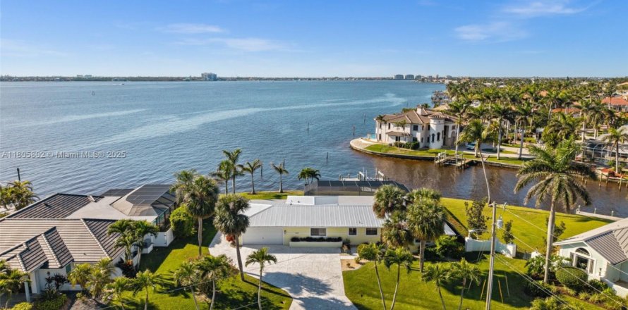 House in Cape Coral, Florida 4 bedrooms, 192.4 sq.m. № 1739296