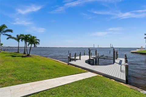 House in Cape Coral, Florida 4 bedrooms, 192.4 sq.m. № 1739296 - photo 11