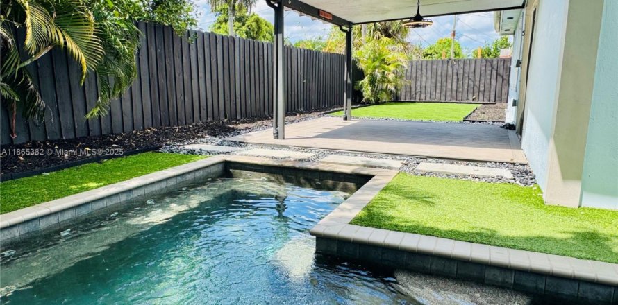 Villa ou maison à Hollywood, Floride 4 chambres, 150.87 m2 № 1893316