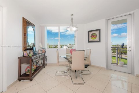 Condo in Miami Beach, Florida, 2 bedrooms  № 2056112 - photo 10