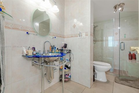 Condo in Miami Beach, Florida, 2 bedrooms  № 2056112 - photo 23