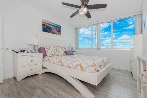 Condo in Miami Beach, Florida, 2 bedrooms  № 2056112 - photo 25