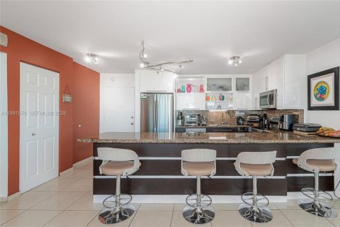 Condo in Miami Beach, Florida, 2 bedrooms  № 2056112 - photo 16