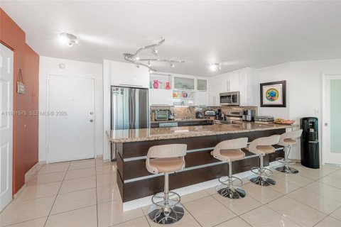 Condo in Miami Beach, Florida, 2 bedrooms  № 2056112 - photo 15