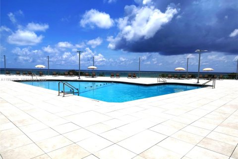 Condo in Miami Beach, Florida, 2 bedrooms  № 2056112 - photo 30