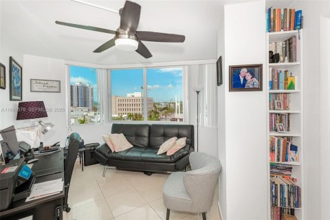 Condo in Miami Beach, Florida, 2 bedrooms  № 2056112 - photo 18