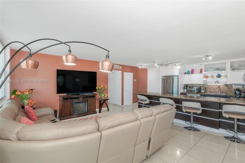 Condo in Miami Beach, Florida, 2 bedrooms  № 2056112 - photo 12