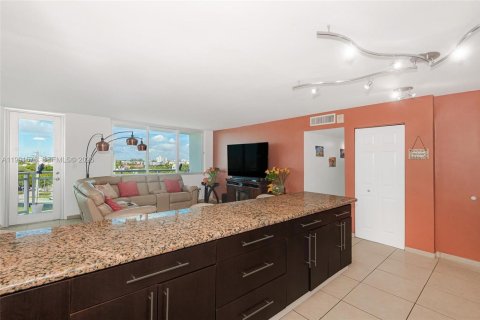 Condo in Miami Beach, Florida, 2 bedrooms  № 2056112 - photo 6