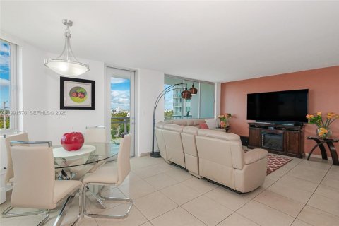 Condo in Miami Beach, Florida, 2 bedrooms  № 2056112 - photo 11