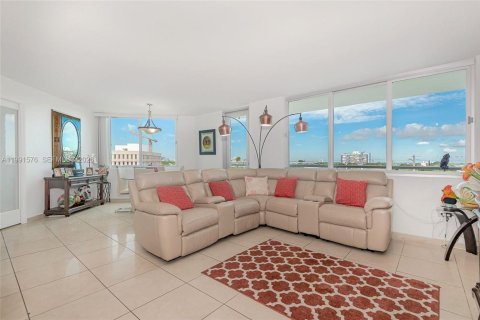 Condo in Miami Beach, Florida, 2 bedrooms  № 2056112 - photo 9