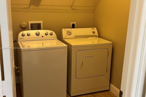 Villa ou maison à louer à Miami, Floride: 4 chambres, 309.36 m2 № 2009799 - photo 28