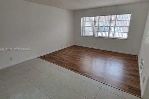 Condo in Pompano Beach, Florida, 1 bedroom № 2390102