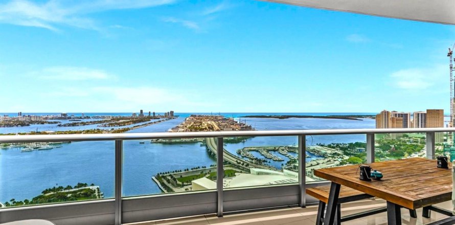 Condominio en Miami, Florida, 1 dormitorio  № 2084975